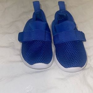 Size 5 toddler blue mesh sneaker.